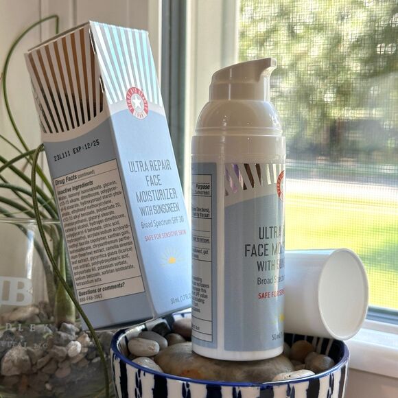 First Aid Beauty Ultra Repair Face Moisturizer + Sunscreen Broad Spectrum SPF 30 - Picture 6 of 12